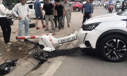 Ảnh TNGT: Peugeot 2008 leo vỉa hè đâm gục cột biển báo giao thông